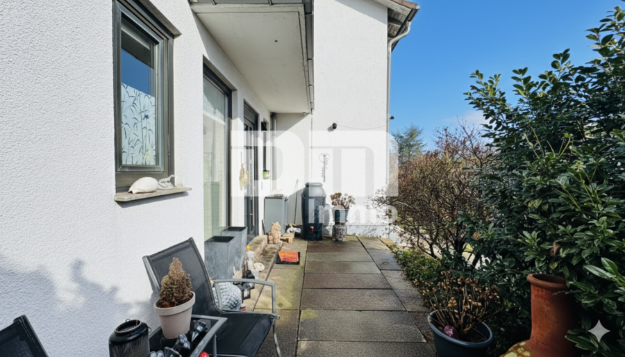 Schönes 1 bis 2 Familienwohnhaus mit großem Garten, Terrasse, Doppelgarage und Herkulesblick - Haupteingang Wohnhaus